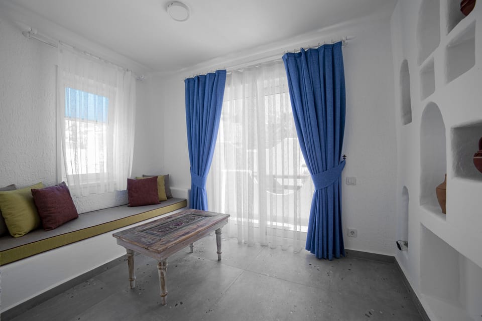 Deluxe Double Room | Hypo-allergenic bedding available, minibar, blackout drapes