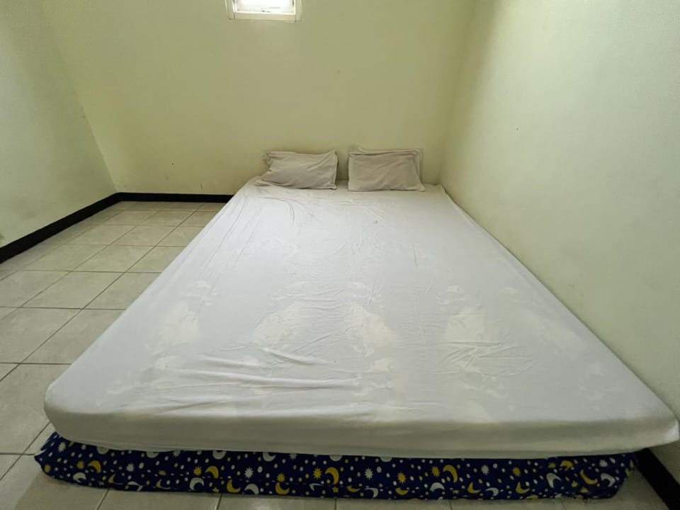Standard Double Room | Desk, bed sheets