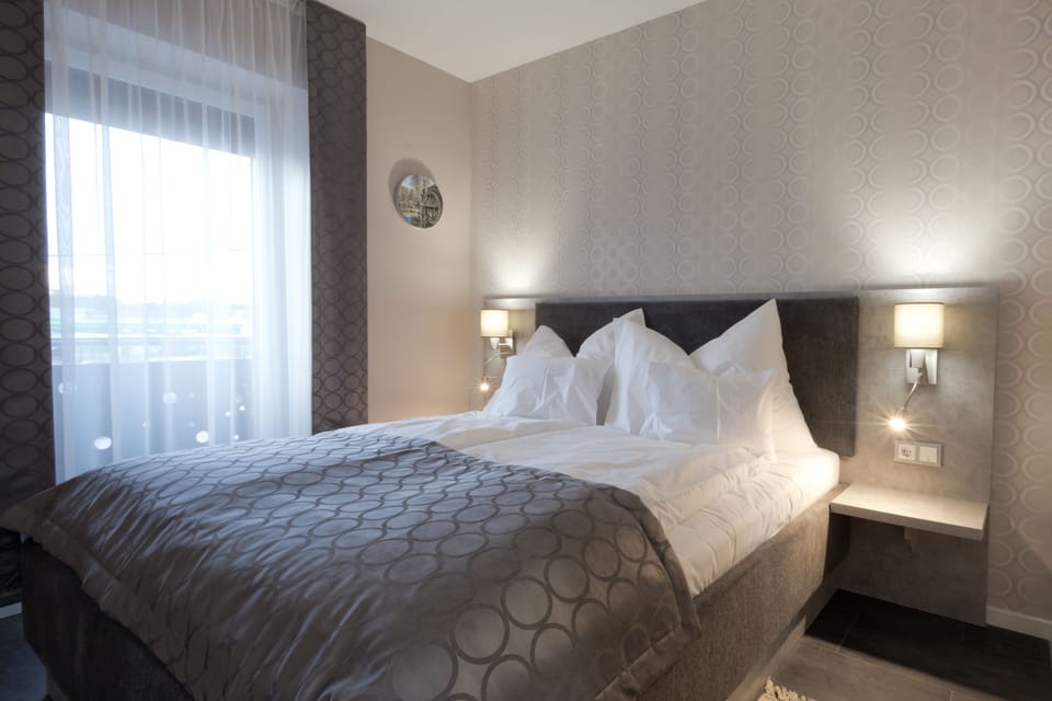 Standard Room | 1 bedroom, minibar, in-room safe, desk