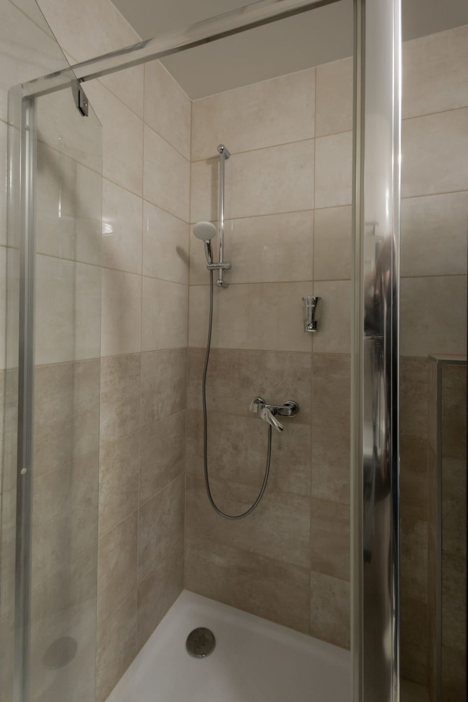 Standard Room | Bathroom | Shower, hair dryer, towels