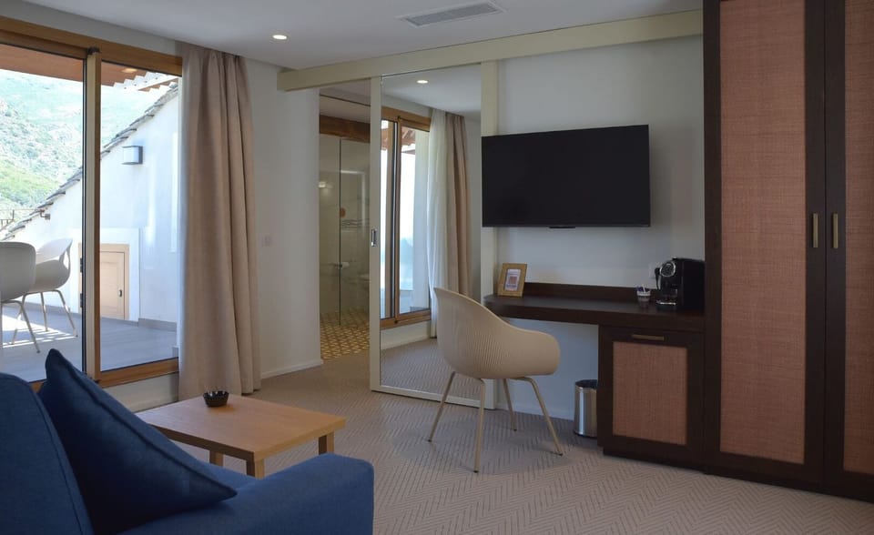 Luxury Suite | In-room safe, blackout drapes, soundproofing