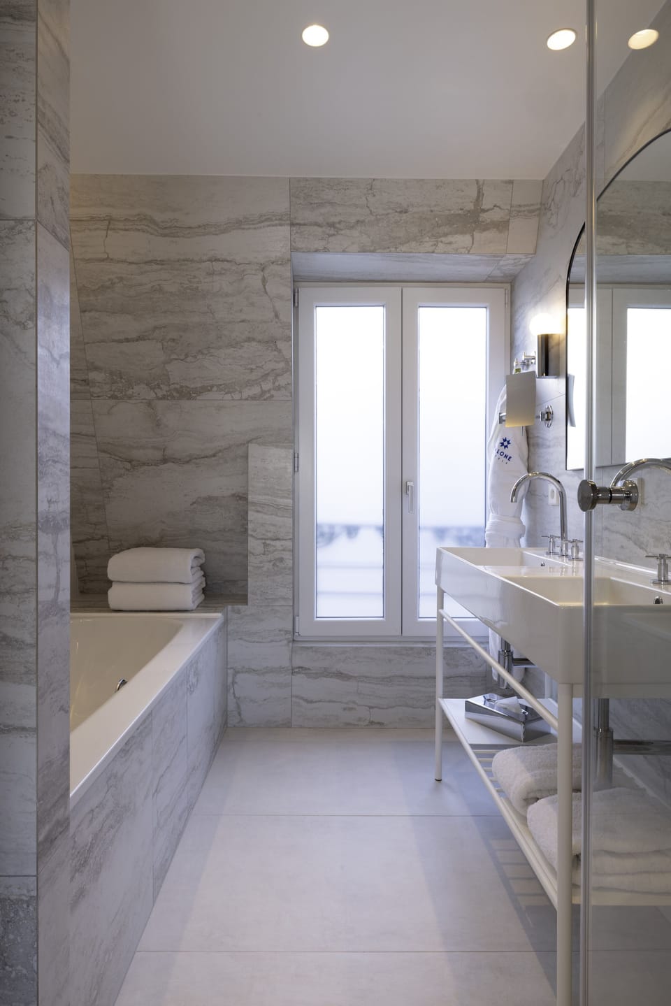 Junior Room | Bathroom | Free toiletries, hair dryer, bathrobes, slippers