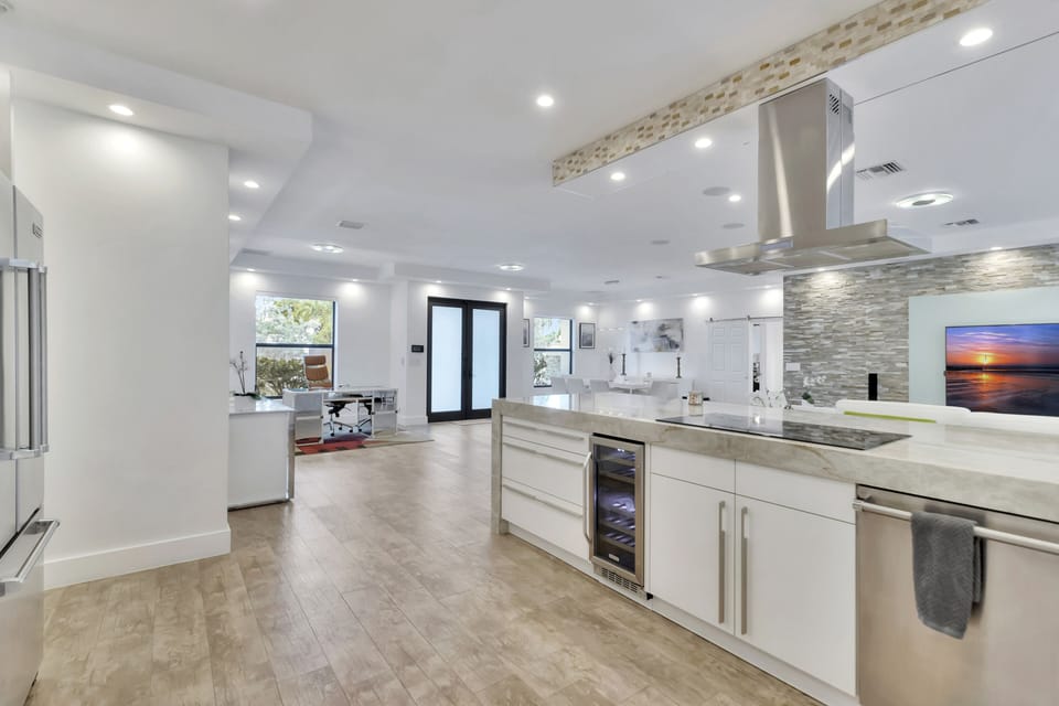 Family Villa | Private kitchen | Full-size fridge, microwave, oven, stovetop