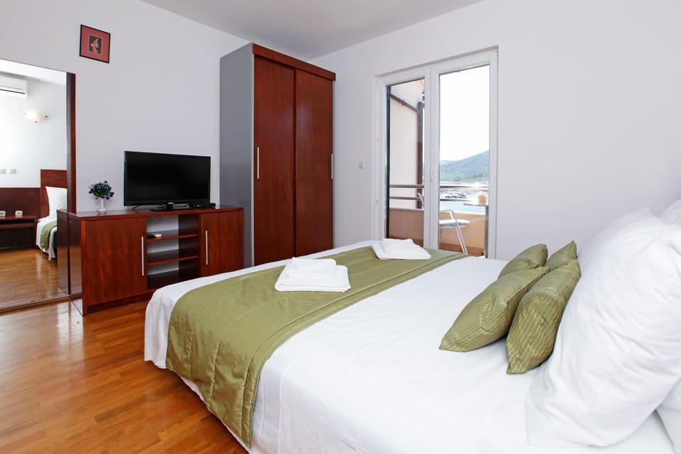 Double Room with  Balcony and Sea View | Desk, free WiFi, bed sheets
