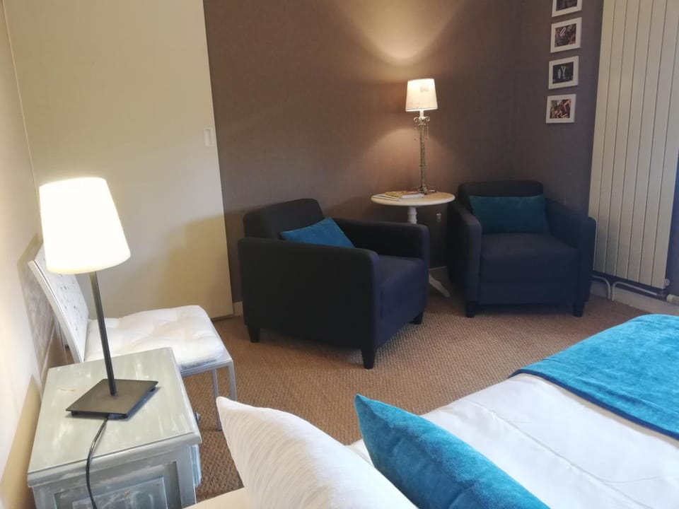 Standard Twin Room | Living room | Flat-screen TV