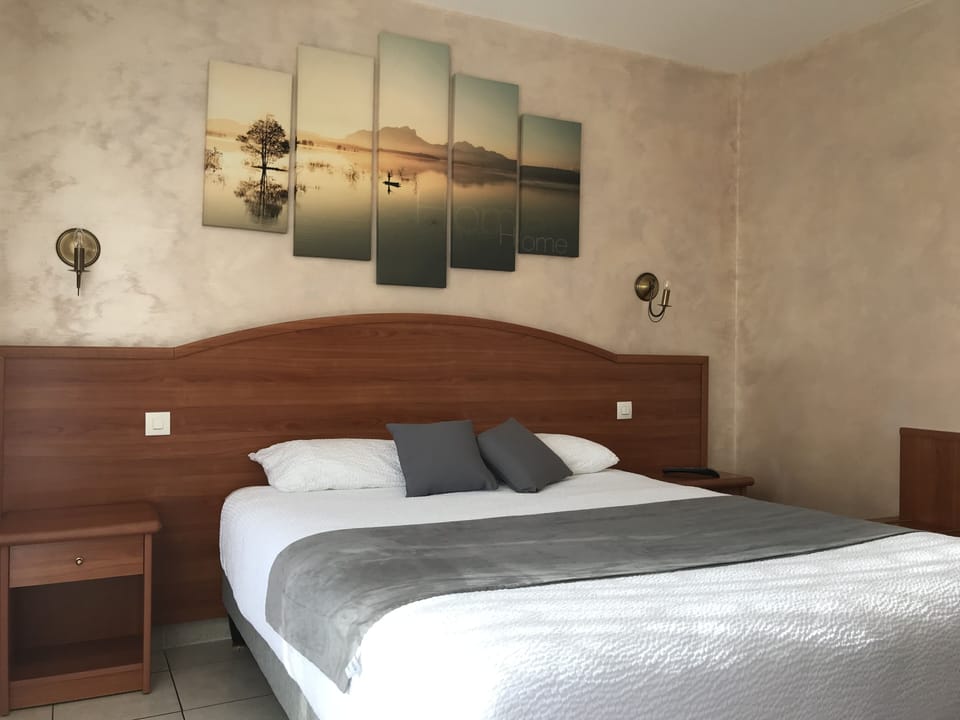 Desk, soundproofing, rollaway beds