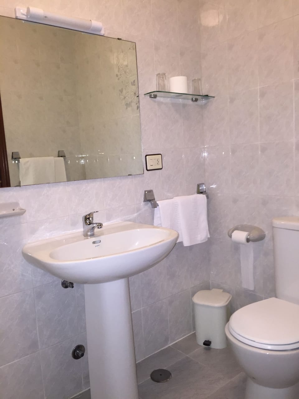Bathtub, free toiletries, hair dryer