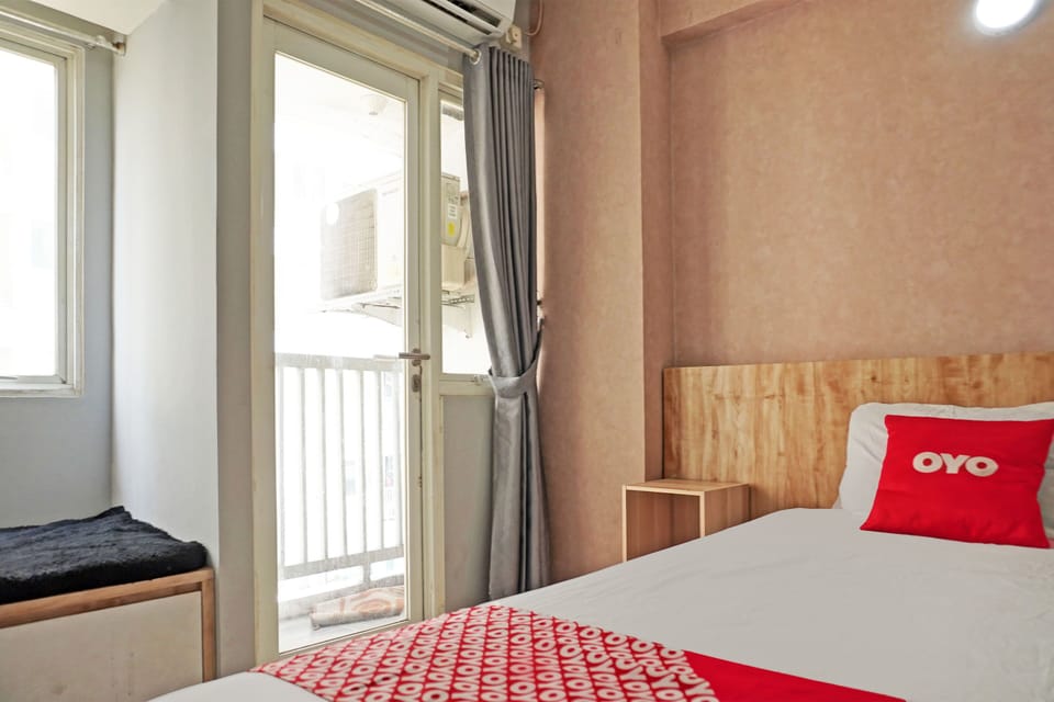 Desk, WiFi (free), bed sheets
