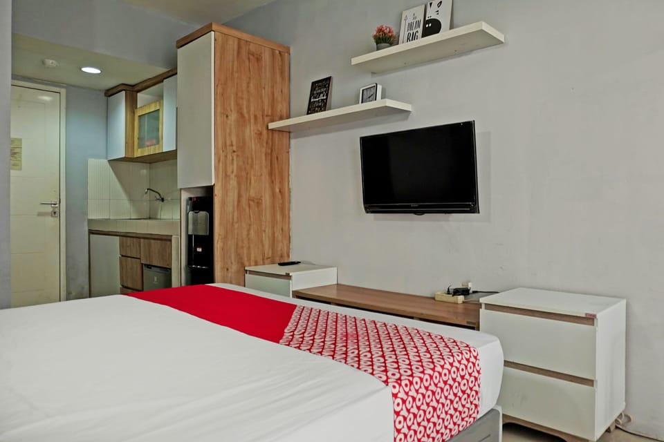 Desk, WiFi (free), bed sheets