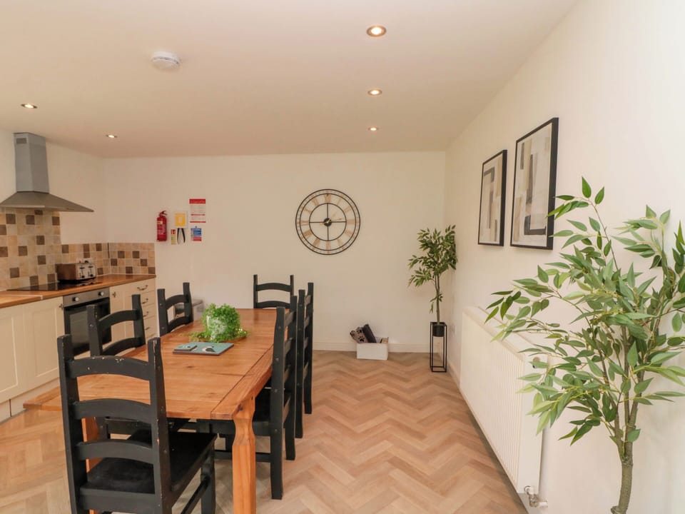 Cottage | Dining