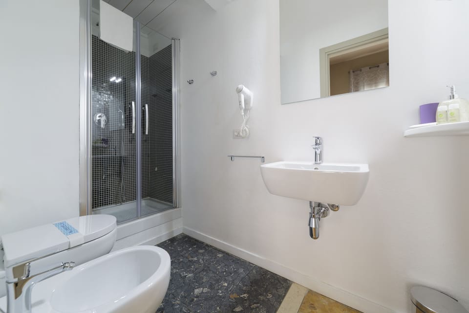 Economy Double Room | Bathroom | Shower, rainfall showerhead, hair dryer, bidet
