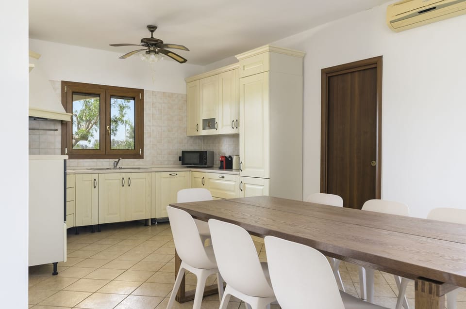 Villa | Private kitchen | Full-size fridge, microwave, oven, stovetop