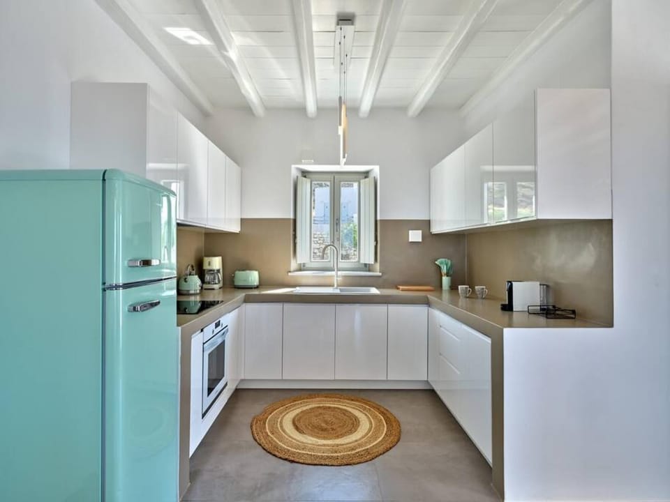 House | 5 bedrooms, desk