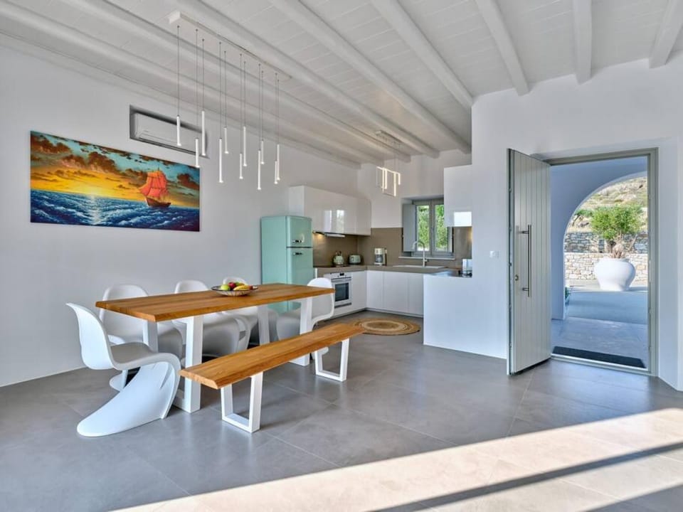 House | 4 bedrooms, desk