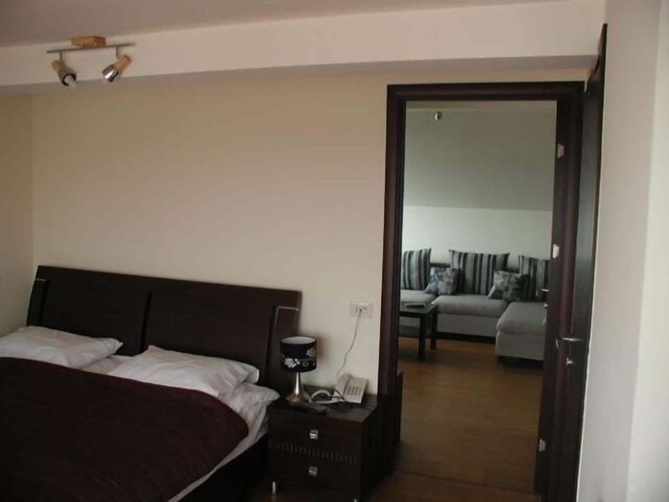 Suite | Premium bedding, soundproofing, iron/ironing board, free WiFi