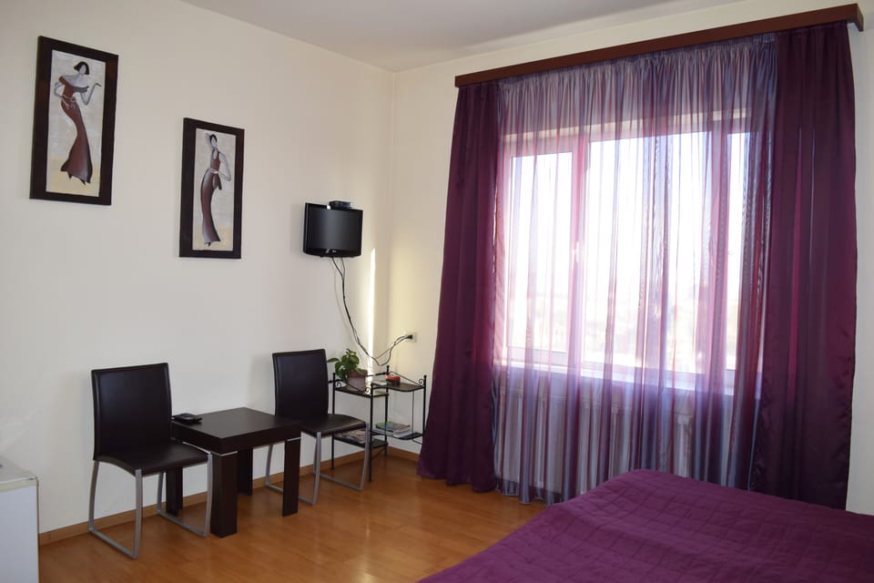 Double Room | Premium bedding, soundproofing, iron/ironing board, free WiFi