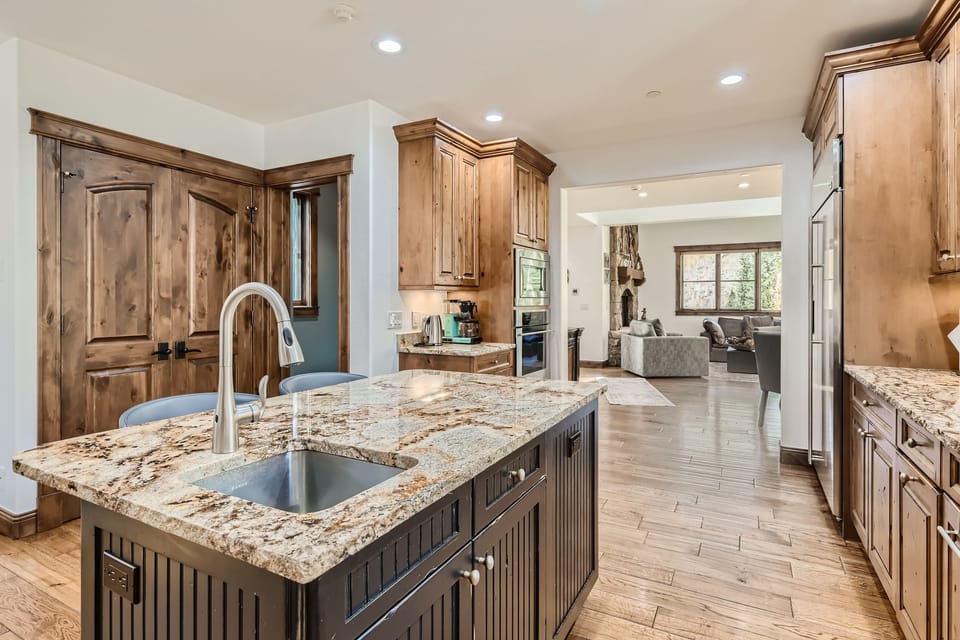 House, 4 Bedrooms | Private kitchen | Coffee/tea maker, fridge, oven, electric kettle