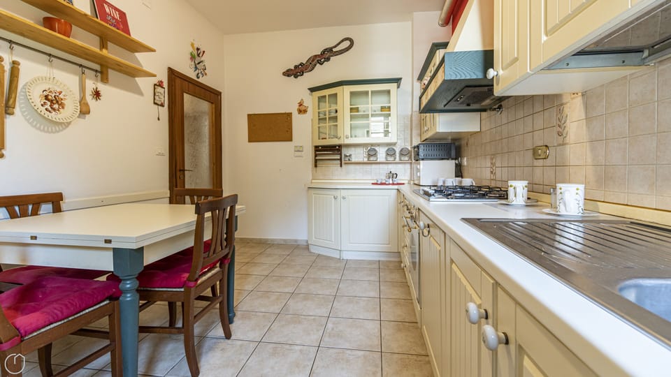 Apartment (2 Bedrooms) | Private kitchen | Full-size fridge, microwave, oven, stovetop