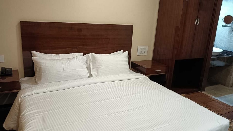 Deluxe Room | 1 bedroom, Egyptian cotton sheets, premium bedding, desk