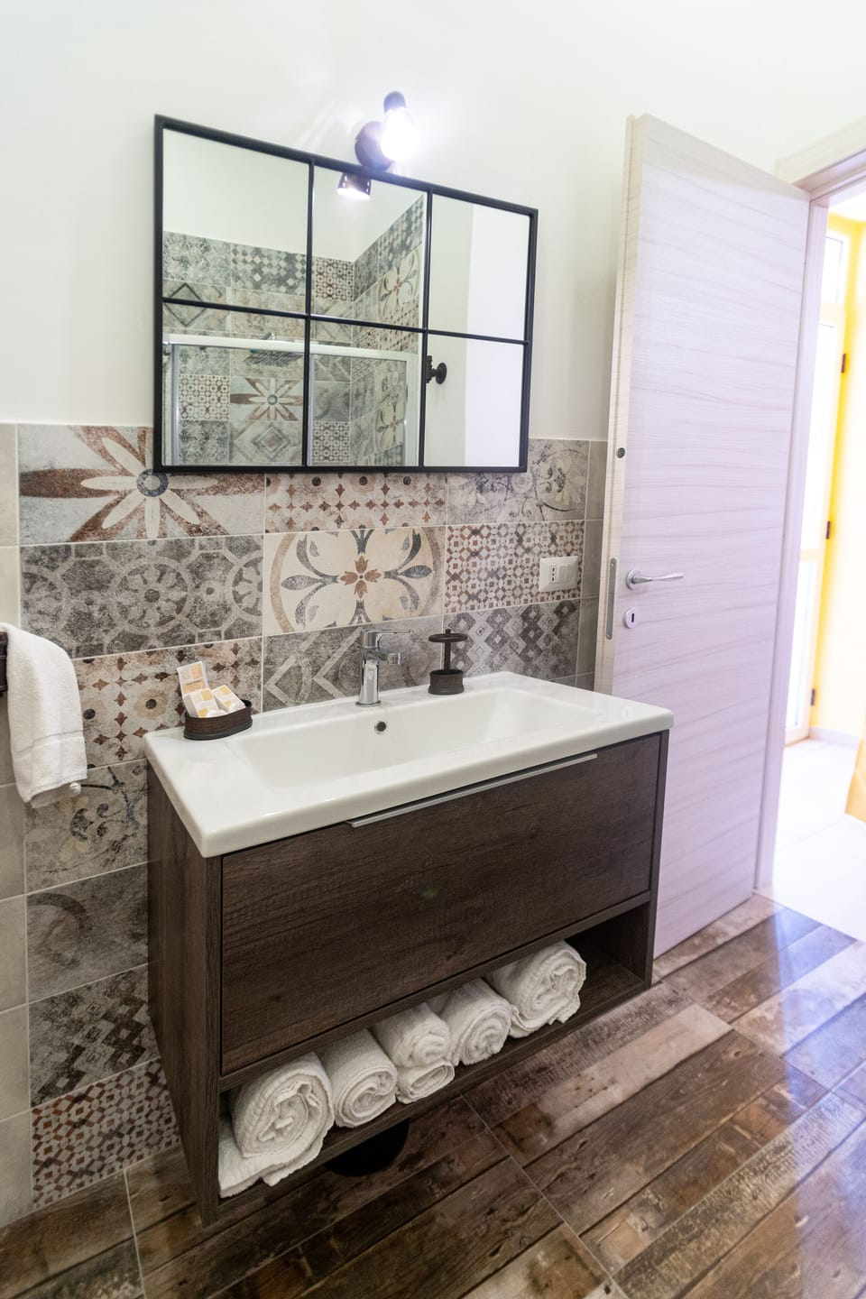 Design Room | Bathroom | Free toiletries, hair dryer, bidet, soap