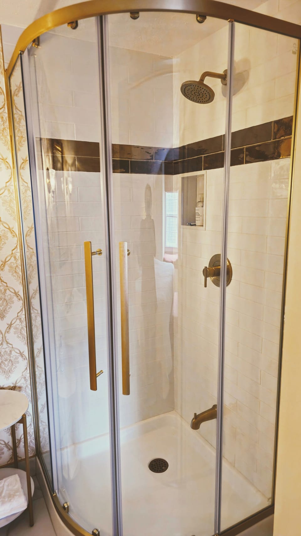 Classic Room | Bathroom | Free toiletries, hair dryer, bathrobes, towels