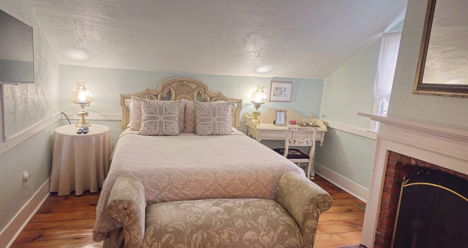Classic Room, 1 Queen Bed | Premium bedding, individually decorated, individually furnished, desk