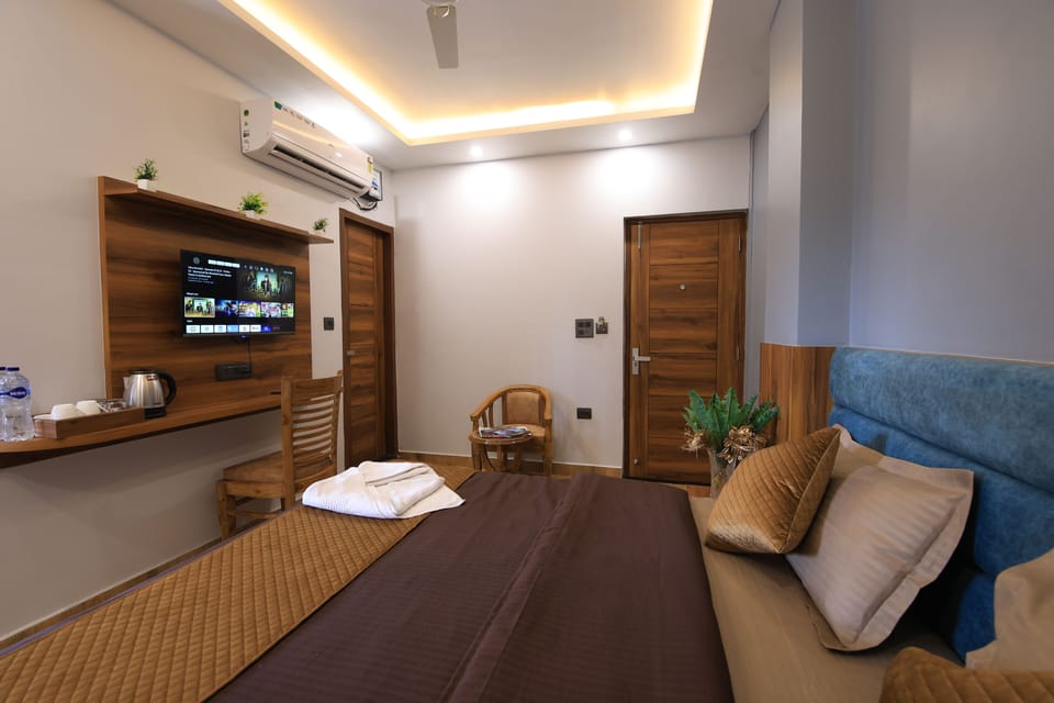 Deluxe Double Room | Laptop workspace, blackout drapes, soundproofing