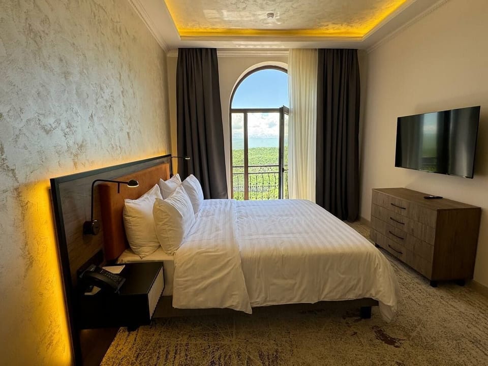Senior Suite | Desk, blackout drapes, soundproofing, iron/ironing board