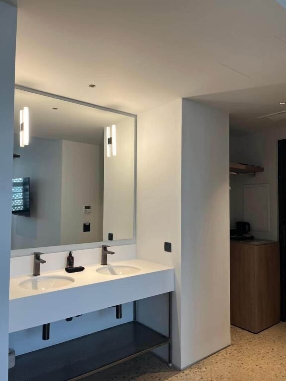 Classic Double Room | Bathroom | Free toiletries, hair dryer, slippers