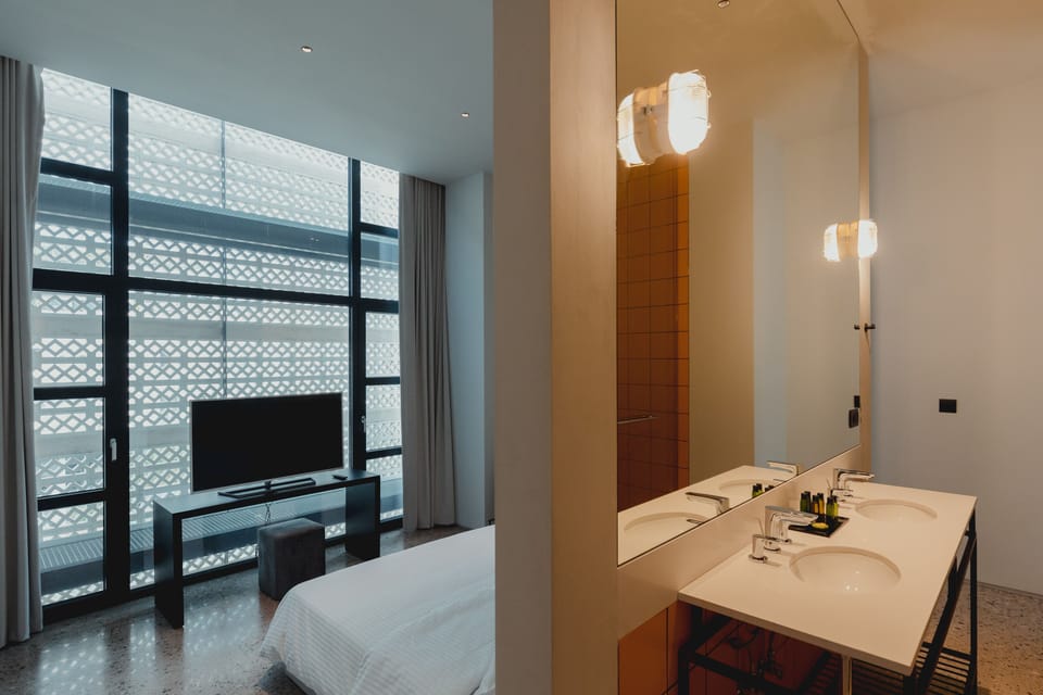 Deluxe Room | Bathroom | Free toiletries, hair dryer, slippers