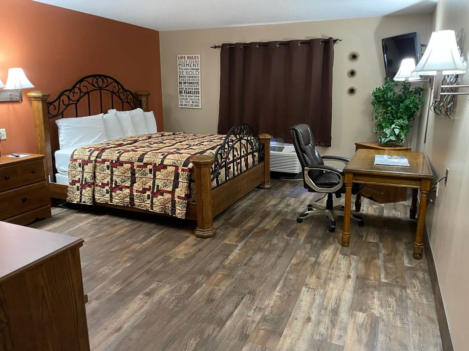 Standard Room, 1 King Bed | Premium bedding, in-room safe, soundproofing, free WiFi