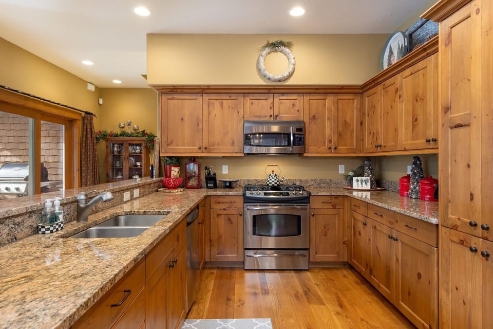 Townhome, 4 Bedrooms | Private kitchen | Coffee/tea maker, fridge, oven, toaster