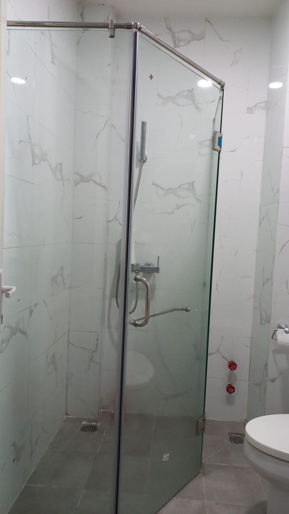Deluxe Quadruple Room | Bathroom | Slippers