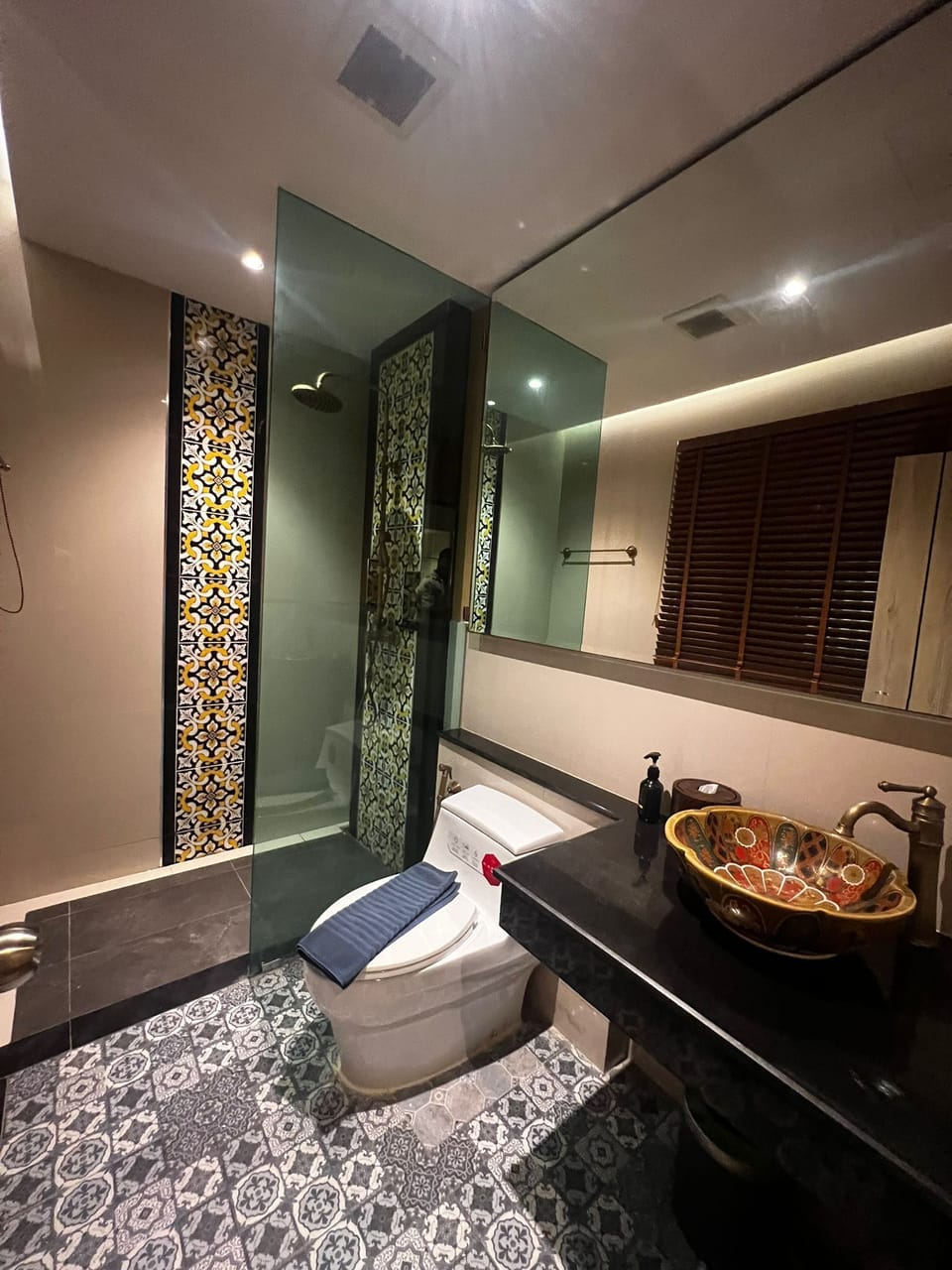 Premium Double Room | Bathroom | Shower, towels