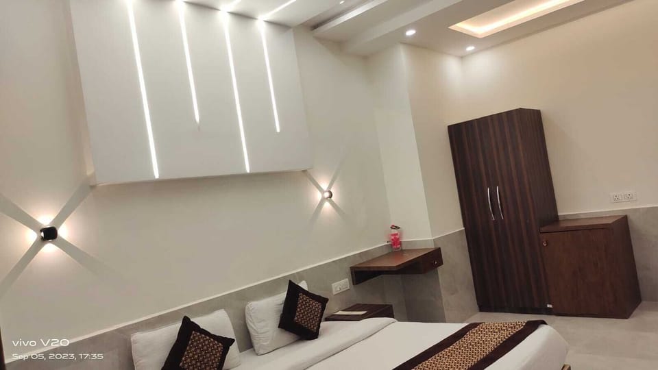 Deluxe Double Room | In-room dining