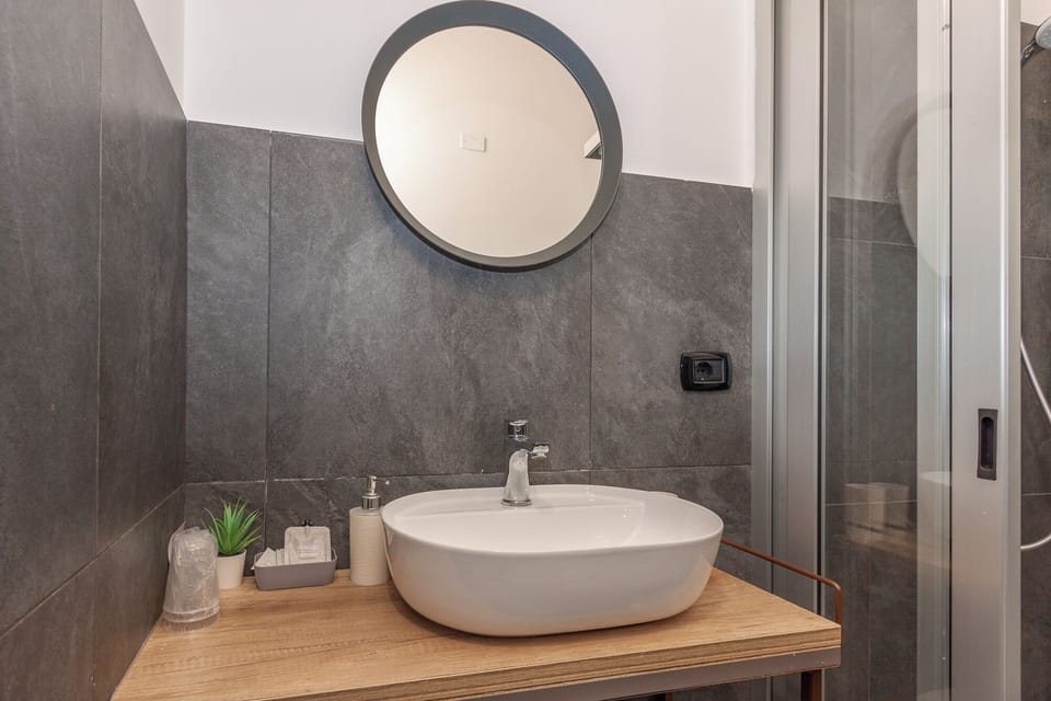 Standard Quadruple Room | Bathroom | Shower, rainfall showerhead, hair dryer, towels