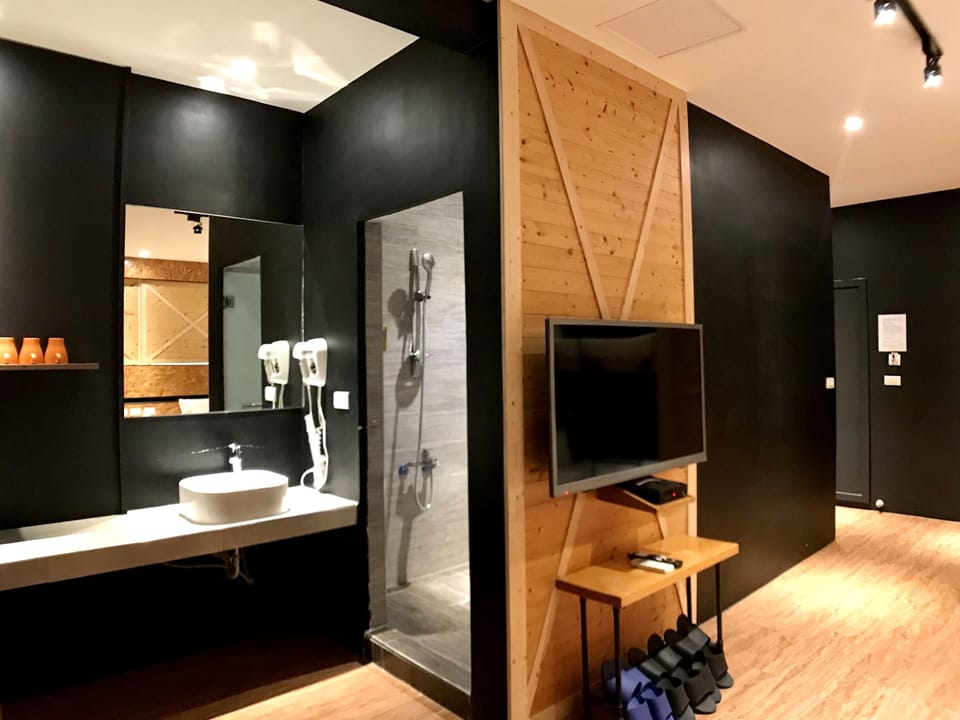 Family Room, 1 Bedroom, 2 Bathrooms (6 people ) | Desk, blackout drapes, free WiFi, bed sheets