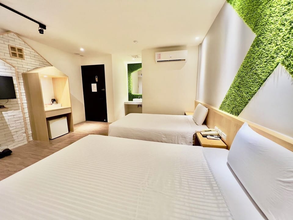 Comfort Twin Room, Multiple Beds, Bathtub (No Window) | Desk, blackout drapes, free WiFi, bed sheets