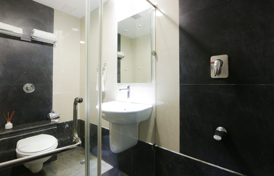 Club Room | Bathroom | Shower, free toiletries, hair dryer, towels