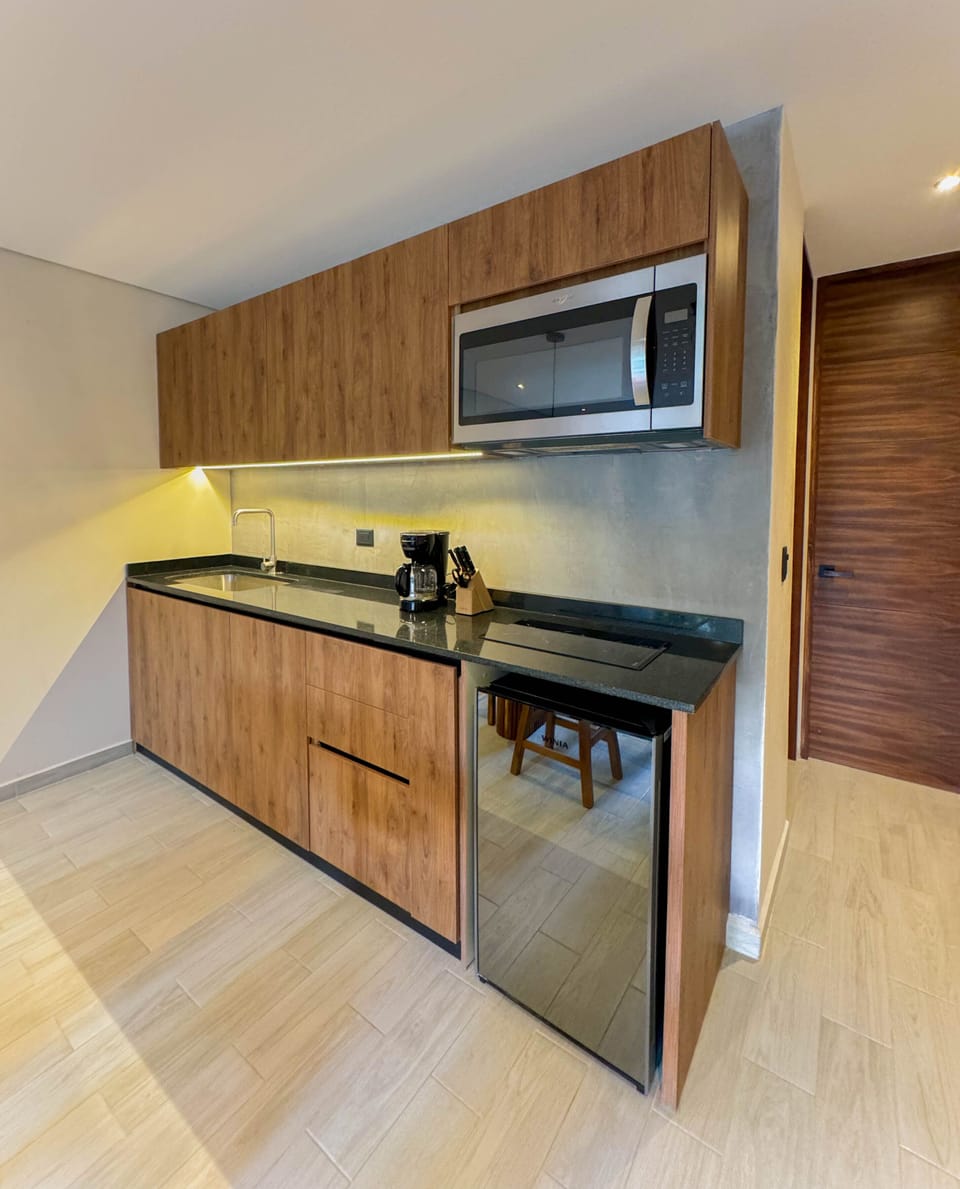 Deluxe Apartment | Private kitchen | Microwave, coffee/tea maker, blender, griddle