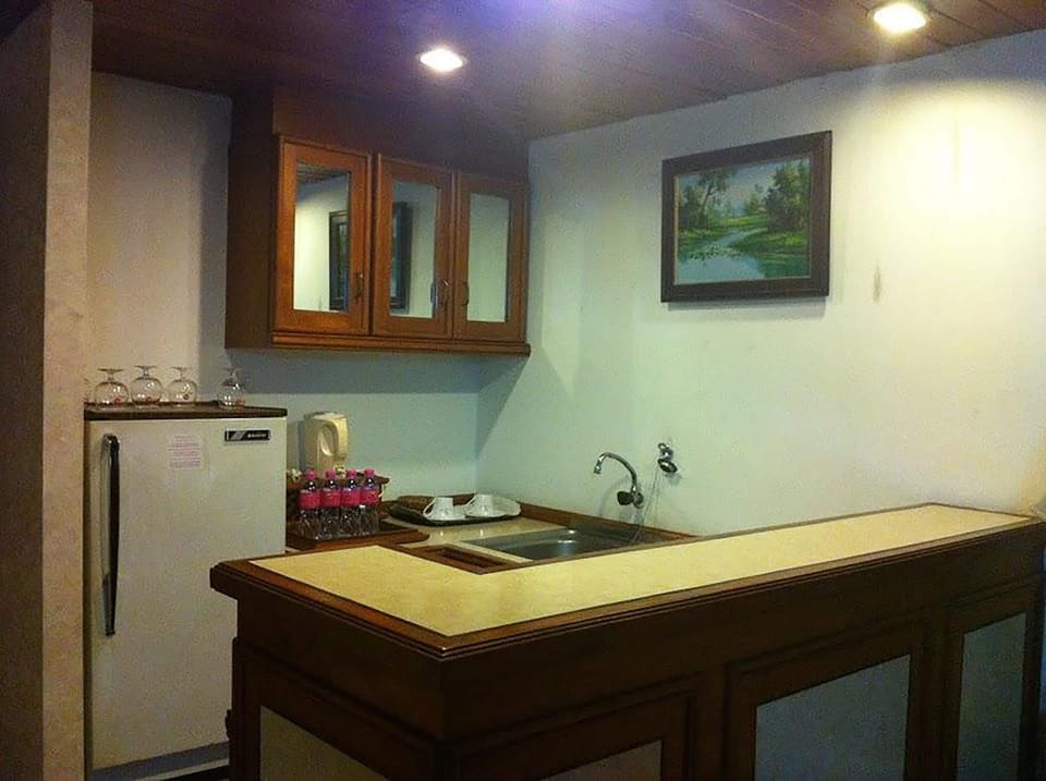 Desk, rollaway beds (surcharge), WiFi (free)