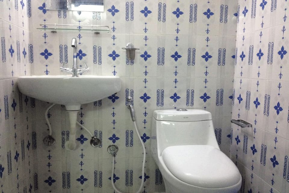 Deluxe Triple Room, 1 Double Bed | Bathroom | Shower, free toiletries, hair dryer, towels