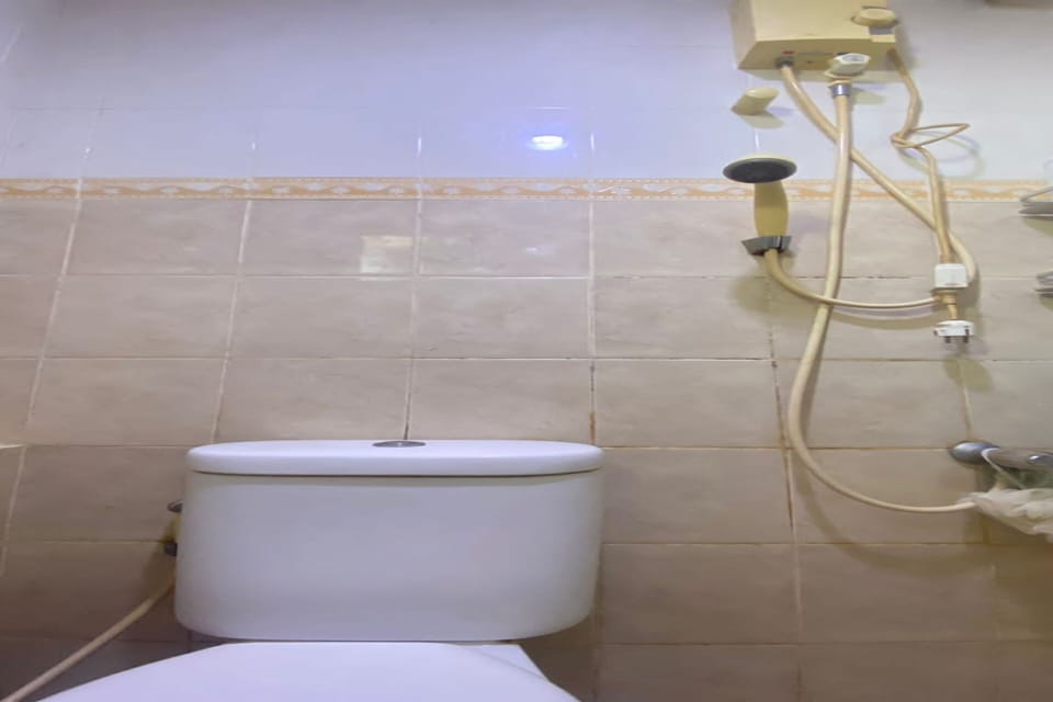 Standard Double Room | Bathroom | Shower, rainfall showerhead, towels