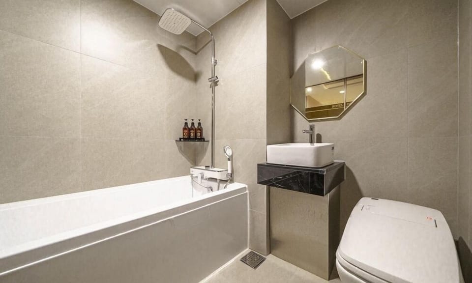 Deluxe Twin Room | Bathroom | Hair dryer, bathrobes, slippers, bidet