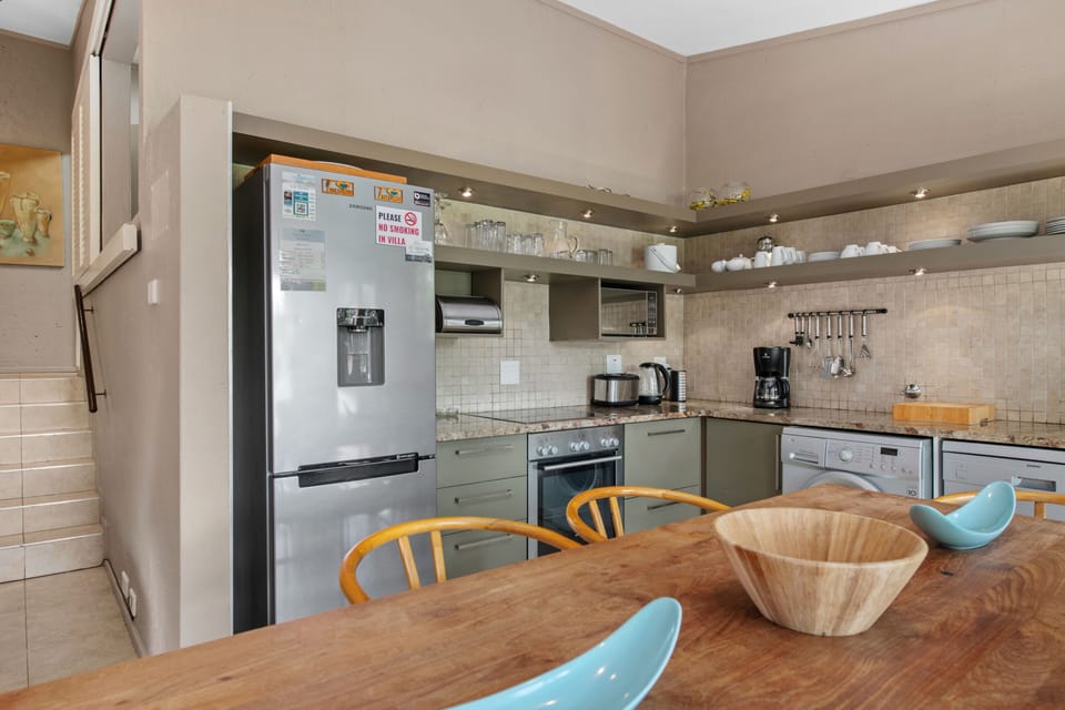 Classic Villa | Private kitchen | Electric kettle, toaster