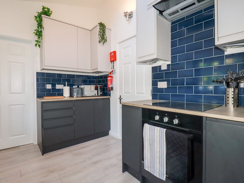 Cottage | Private kitchen | Fridge, dishwasher, electric kettle, toaster