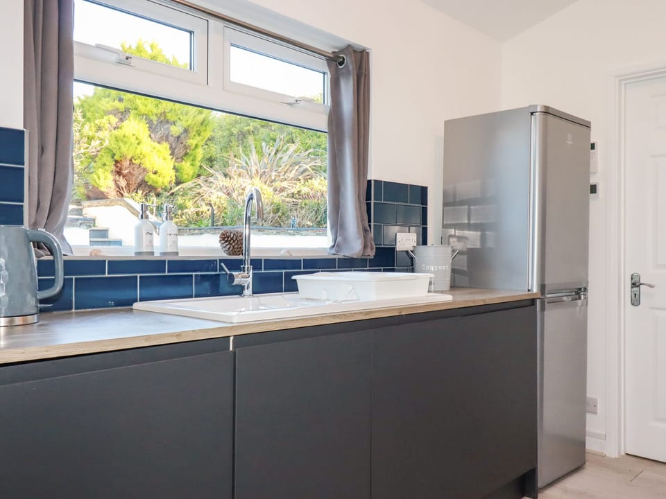 Cottage | Private kitchen | Fridge, dishwasher, electric kettle, toaster