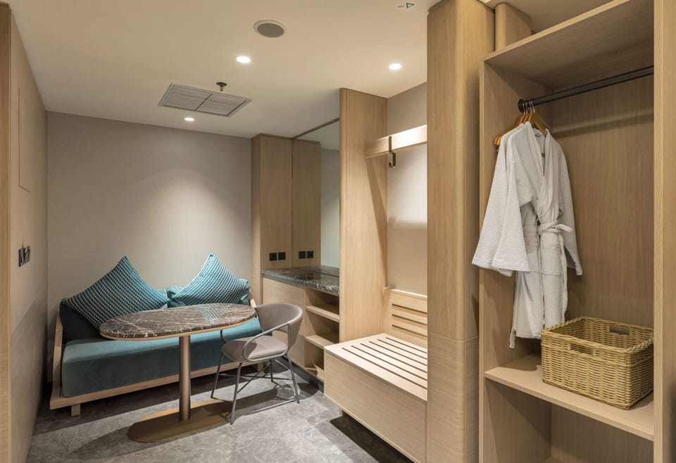 Studio 40 | In-room safe, blackout drapes, free WiFi, bed sheets