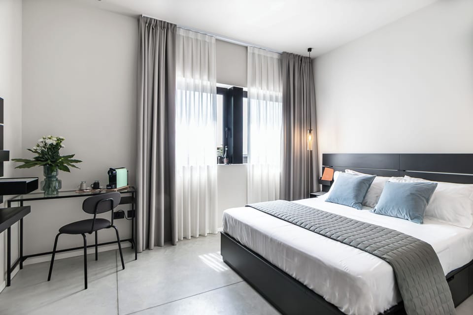 Comfort Double Room | Minibar, in-room safe, WiFi (free), bed sheets