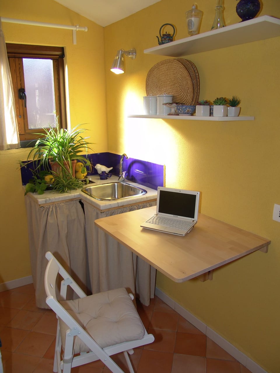Chalet | Private kitchenette | Fridge, stovetop, coffee/tea maker, electric kettle